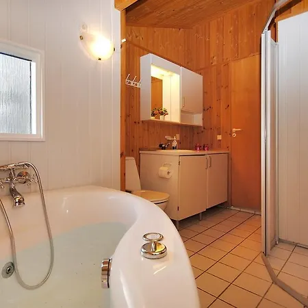 Three-bedroom Holiday Skovbrynet With A Sauna 06 بيت للعطل