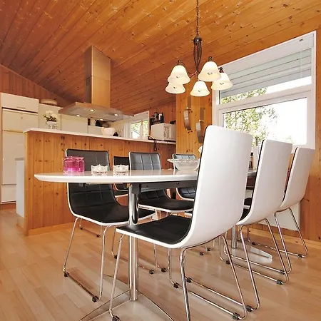 Three-bedroom Holiday Skovbrynet With A Sauna 06 بيت للعطل